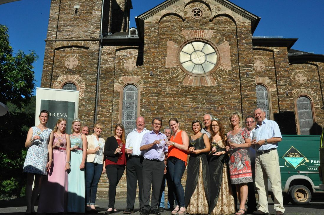 Die Anwärterinnen für das Amt der Moselweinkönigin stellten sich in der Vinothek des BREVA-Vereins in Ernst vor und ihr Fachwissen unter Beweis.