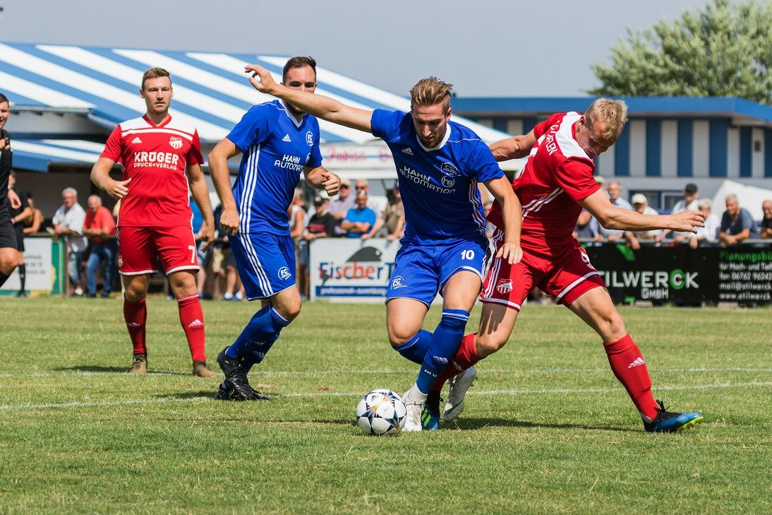 André Marx (10) bot eine starke Leistung im Karbacher Trikot zum Auftakt der Oberliga. Mit einem Kopfball steuerte er den 1:0-Führungstreffer bei. (Foto: Arno Boes)