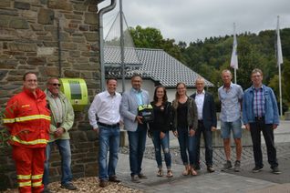 Gut sichtbar wurde der automatisierte externe Defibrillator am Antoniushof in Rurberg angebracht, damit er im Notfall schnell einsatzbereit ist. Foto: T. Förster