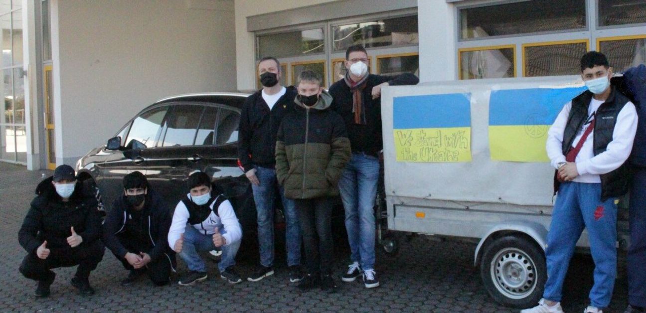 Abfahrbereit: Zufrieden und dankbar zeigen sich die Lehrer Dennis und Jens Müller inmitten ihrer fleißigen Helfer aus der Schülerschaft.