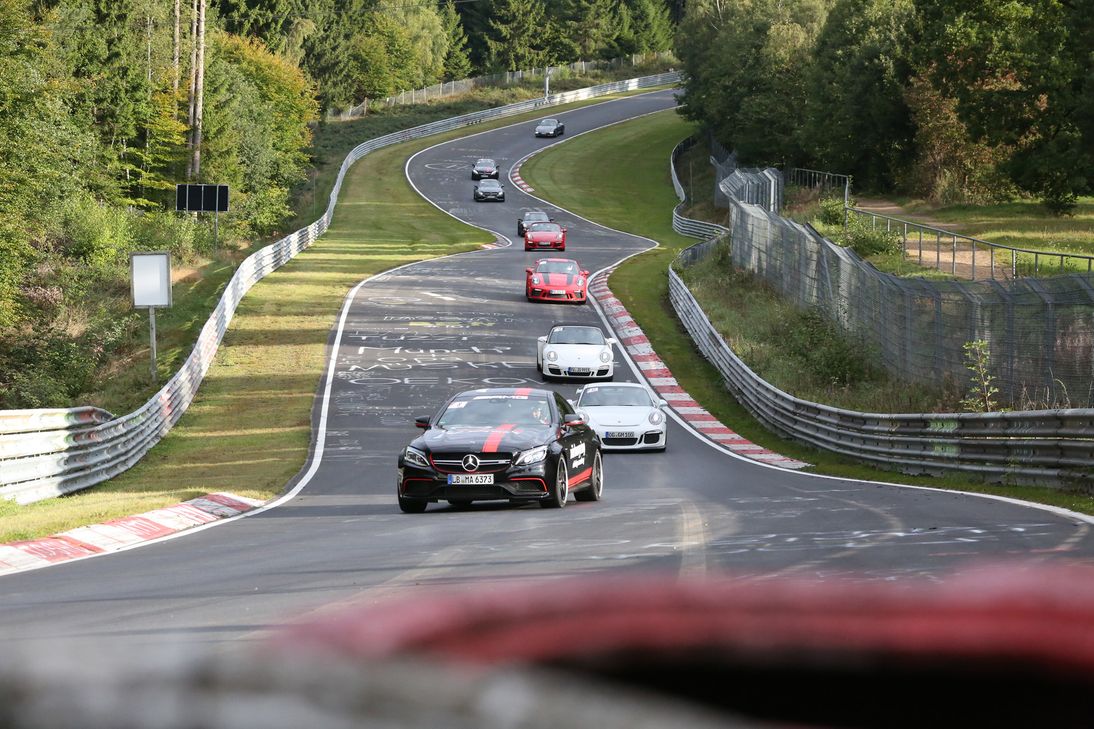Auf der Ideallinie der legendären Nordschleife bewegen sich die Teilnehmer der Sportfahrertrainings. Wer es etwas gemütlicher angehen lassen möchte, kann im Rahmen der Touristenfahrten die "Grüne Hölle" mit dem eigenen Fahrzeug erleben. Archiv-Foto: Nürburgring