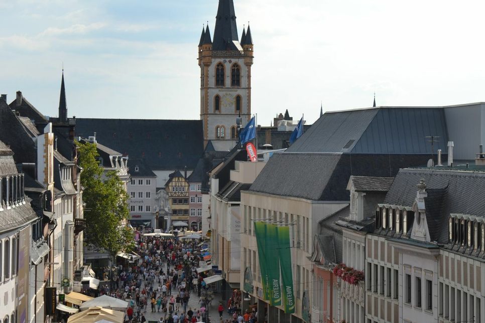Der Mantelsonntag lockt am 30. Oktober wieder zahlreiche Besucher nach Trier. Foto: Archiv