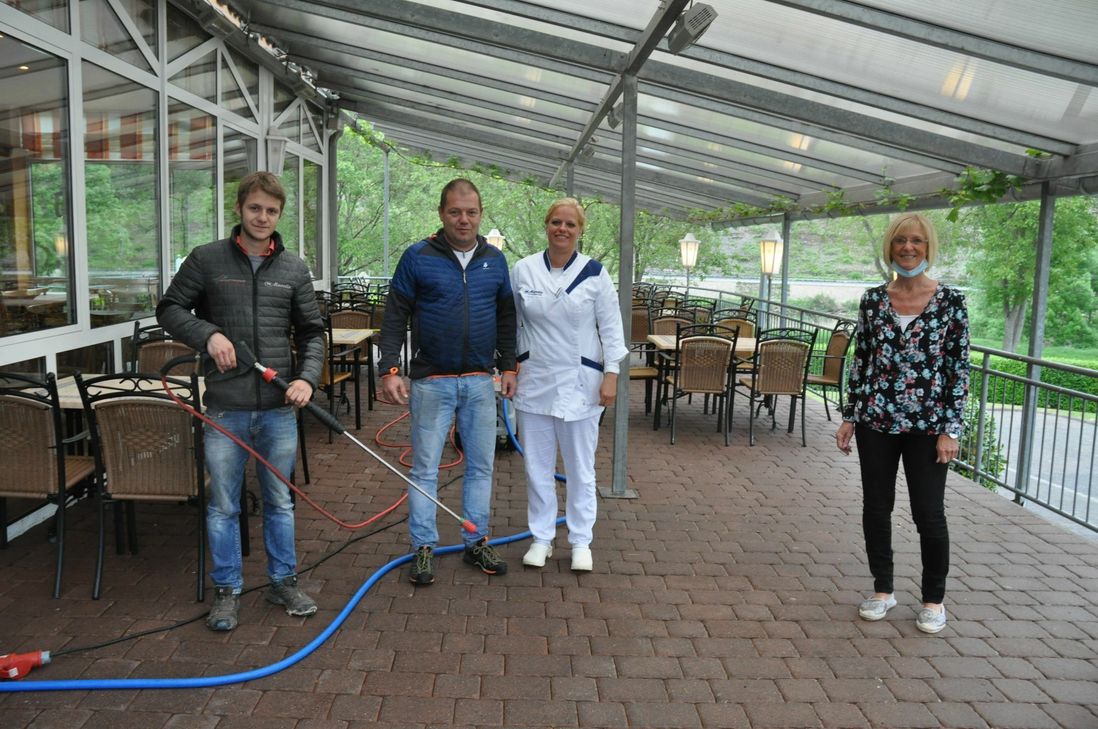 Bereiten sich auf die Wiedereröffnung der "Mosella Schinkenstube" nach der coronabedingten Schließung vor (von links): Nicolas, Frank und Christina Schinnen mit ihrer Mitarbeiterin Birgit Heimes. Foto: Pauly