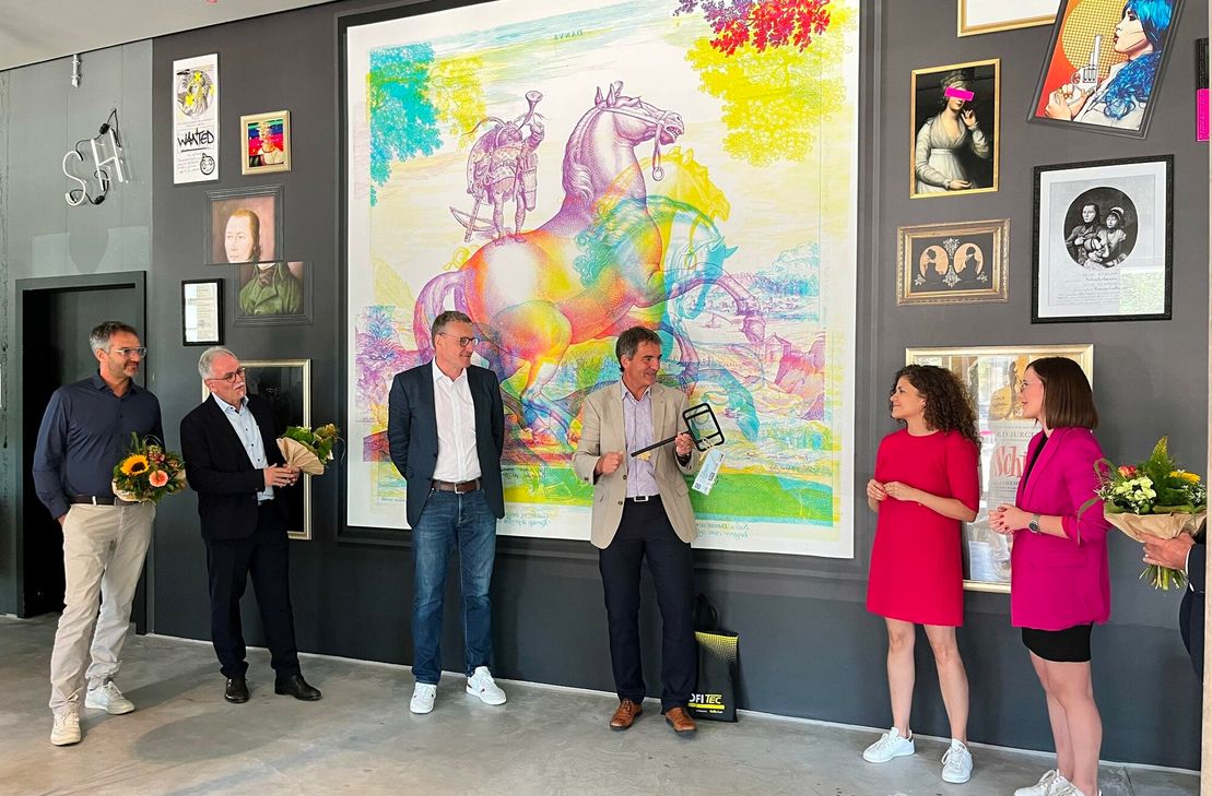 V.l.: Thomas Hähn, Bernhard Scholtes, Prof. Dr. Christian Buer, Rainer Schmitt, Kristina Brood und Elena Heinecke bei der symbolischen Schlüsselübergabe.