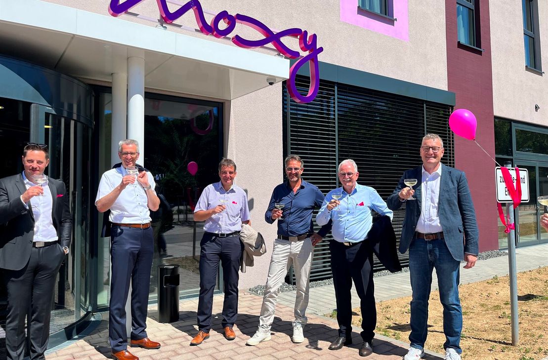 V.l.: Moritz Beul, Erik Gregori, Rainer Schmitt, Thomas Hähn, Bernhard Scholtes und Prof. Dr. Christian Buer vor dem Moxy in Simmern.