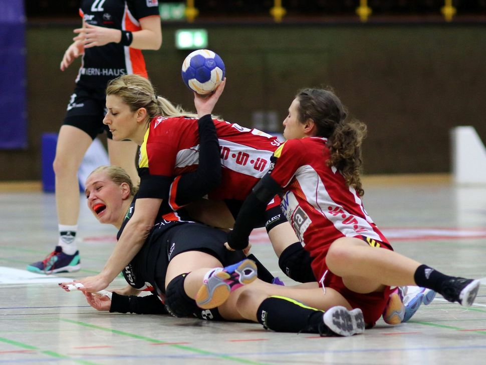 Nichts für zarte Gemüter: Lenka Hradilova in einem umkämpften Spiel in Bensheim.