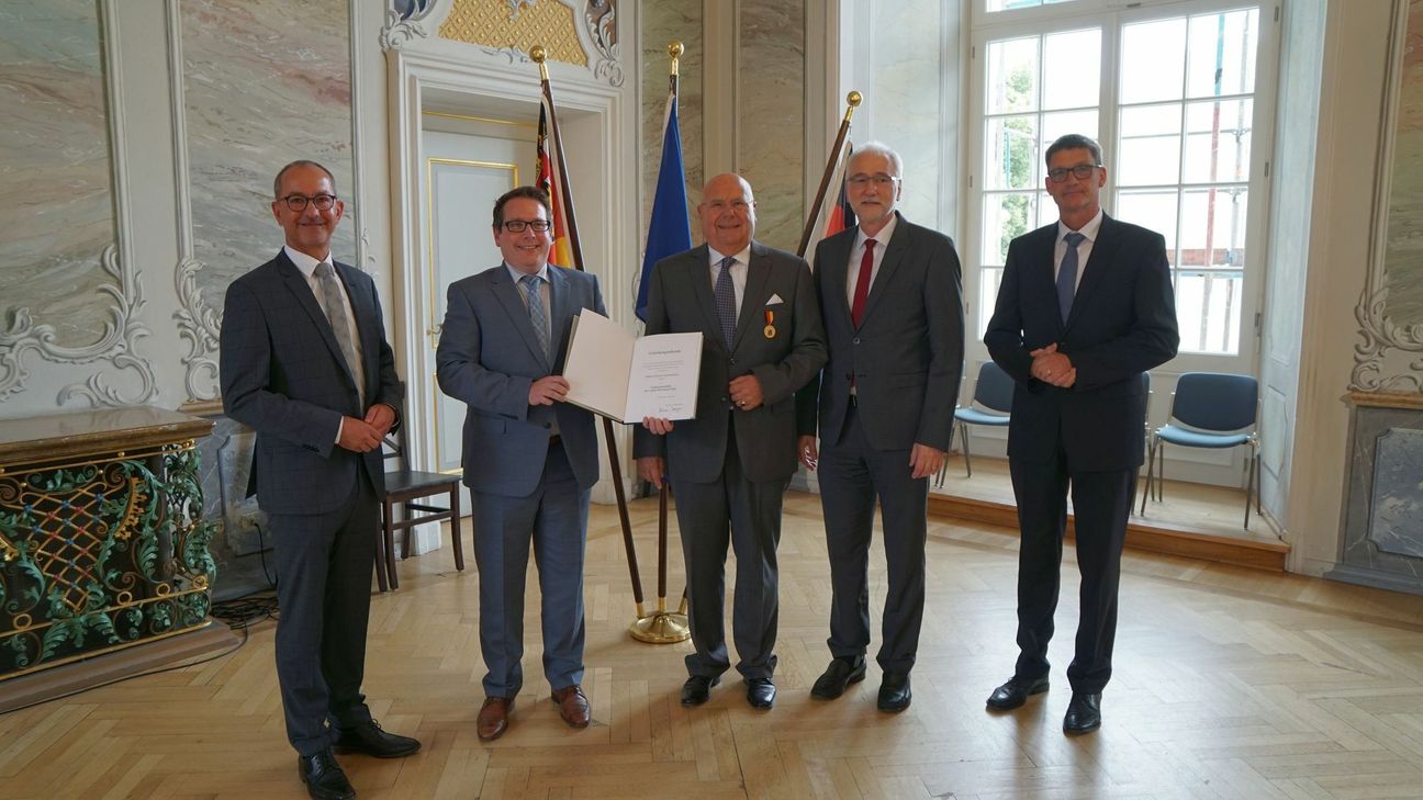 Hartmut Schwiering (Bildmitte) erhält aus Händen des ADD-Präsidenten Thomas Linnertz (2.v.l.) die Verdienstmedaille des Landes Rheinland-Pfalz. Foto: FF