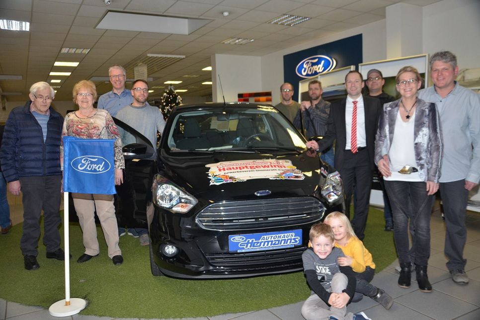 Vertreter des Gewerbevereins Simmerath und Familie Hermanns vom gleichnamigen Autohaus suchen weiter nach dem Gewinner des Ford Ka+. Foto: T. Förster