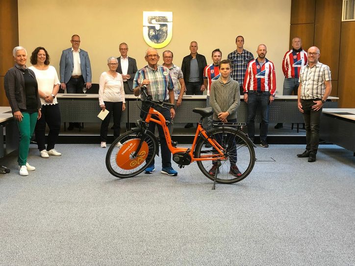 Die eifrigsten Pedaleure der Aktion »Stadtradeln« aus der Gemeinde Simmerath wurden von Bürgermeister Karl-Heinz Hermanns geehrt. Foto: T. Förster