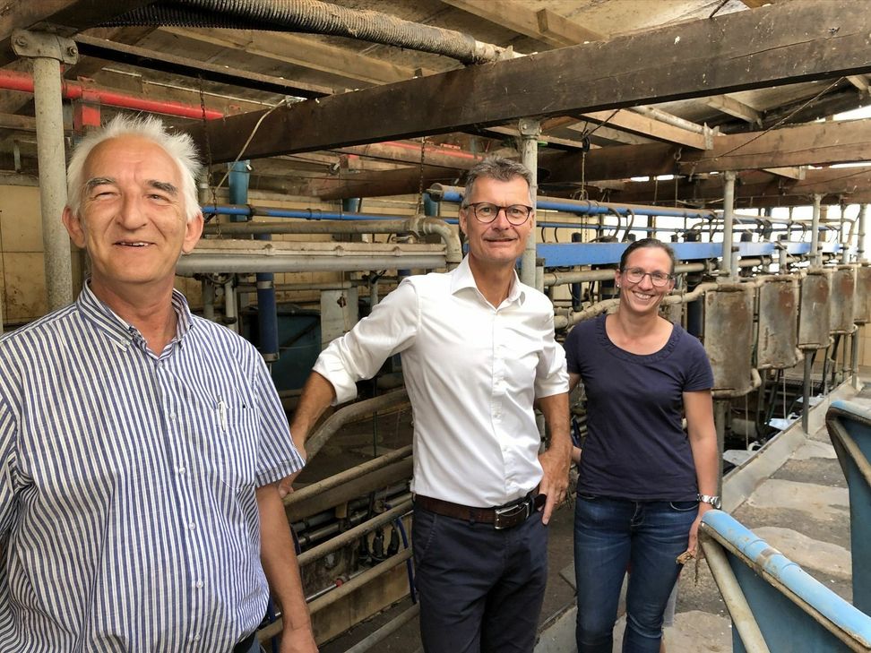 Wo sich heute noch der alte Melkstand befindet, soll bald der neue Baunerhof-Kindergarten eingerichtet werden. Peter Müller, bei der Gemeinde Dahlem für die Kindergärten zuständig, Bürgermeister Jan Lembach und Verena van Kann stellten das Vorhaben vor. Foto: M. Nielen