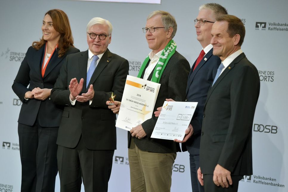 Preisverleihung: Die »alten Alten Herren« des SV Grün-Weiß Müden wurden ausgezeichnet. Foto: VVR-Bank