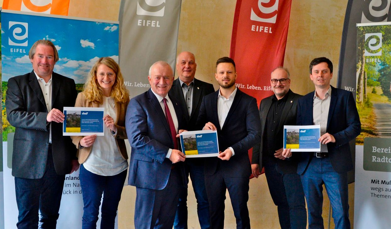 Stellten gemeinsam die Umfrage der touristischen Betriebe in der Eifel vor (v.l.): Christian Dübner (Referent Tourismus, Industrie- und Handelskammer Koblenz), Anne Morbach ((Referentin Tourismuswirtschaft, Geschäftsbereich International und Wein, Industrie- und Handelskammer Trier), Alyosius Söhngen (Aufsichtsratsvorsitzender Eifel Tourismus GmbH), Klaus Schäfer (Geschäftsführer Eifel Tourismus GmbH), Moritz Sporer 8Leiter Ökonomische Analyse bei der dwif Consulting Group), Stephan Kohler (Eifel Tourismus GmbH) und Philipp Piecha (Referatsleiter »Wirtschaftsförderung, Strukturpolitik und Tourismus«, Industrie- und Handelskammer Aachen). Foto: Petra Grebe