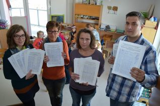Keine evangelischen Kitas mehr im Kreis? Die Einrichtungsleiter Simone Berg, Birgit Philippsen, Sabrina Kutscher und Stefan Herberts sammeln Unterschriften für den Erhalt der VEKiST.