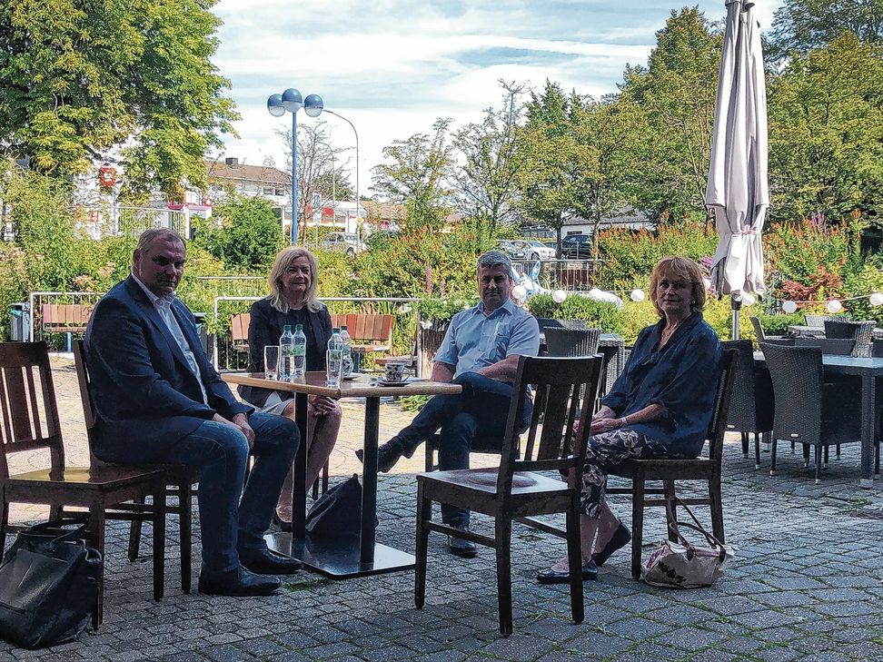 Einen beschaulichen Platz zum Verweilen hat Klaus Victor (l.) vor seinem Geschäft in Imgenbroich geschaffen. Mehr davon fordert er von Bürgermeisterin Margareta Ritter (2.v.l., hier im Gespräch mit Jörg Hamel vom Handelsverband und Jacqueline Huppertz von der CDU-Mittelstandsvereinigung). Foto: T. Förster