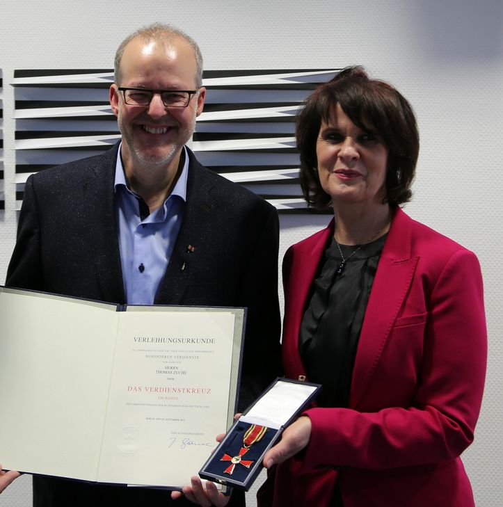 Thomas Zuche arbeitete viele Jahre für den Jugendmigrationsdienst in Saarburg. Für sein ehrenamtliches Engagement überreichte Ministerin Vera Reiß jetzt das Bundesverdienstkreuz an den 56-Jährigen. Foto: FF