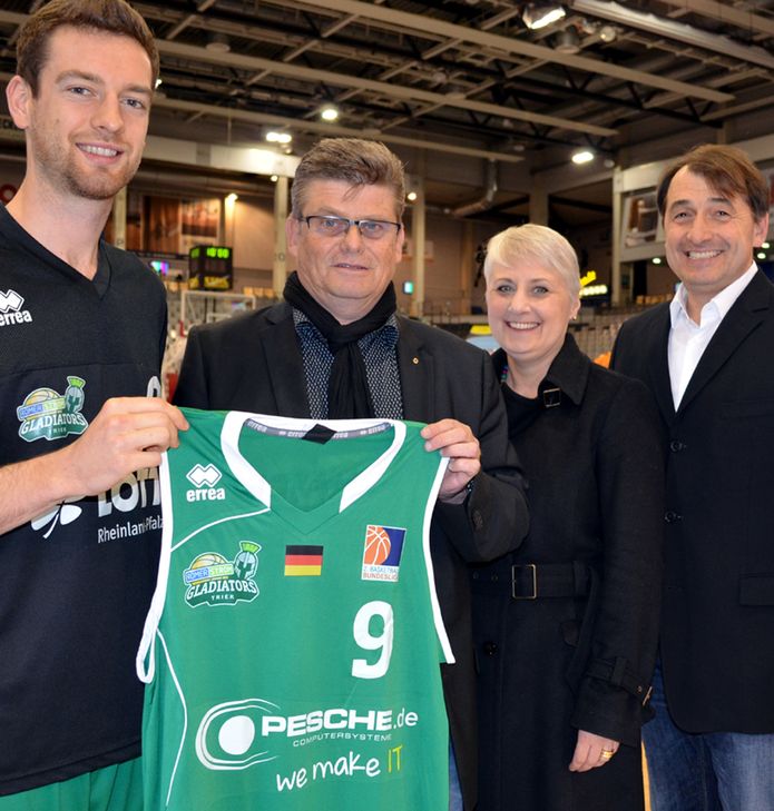 Römerstrom Gladiators-Kapitän Simon Schmitz, Peter Schembs, Geschäftsführer von Pesche Computersysteme (Damflos), WochenSpiegel-Verlagsleiterin Evelin Maus und Michael Lang (Römerstrom Gladiators) (von links) bei der Präsentation der Trikots. Foto: Kreller