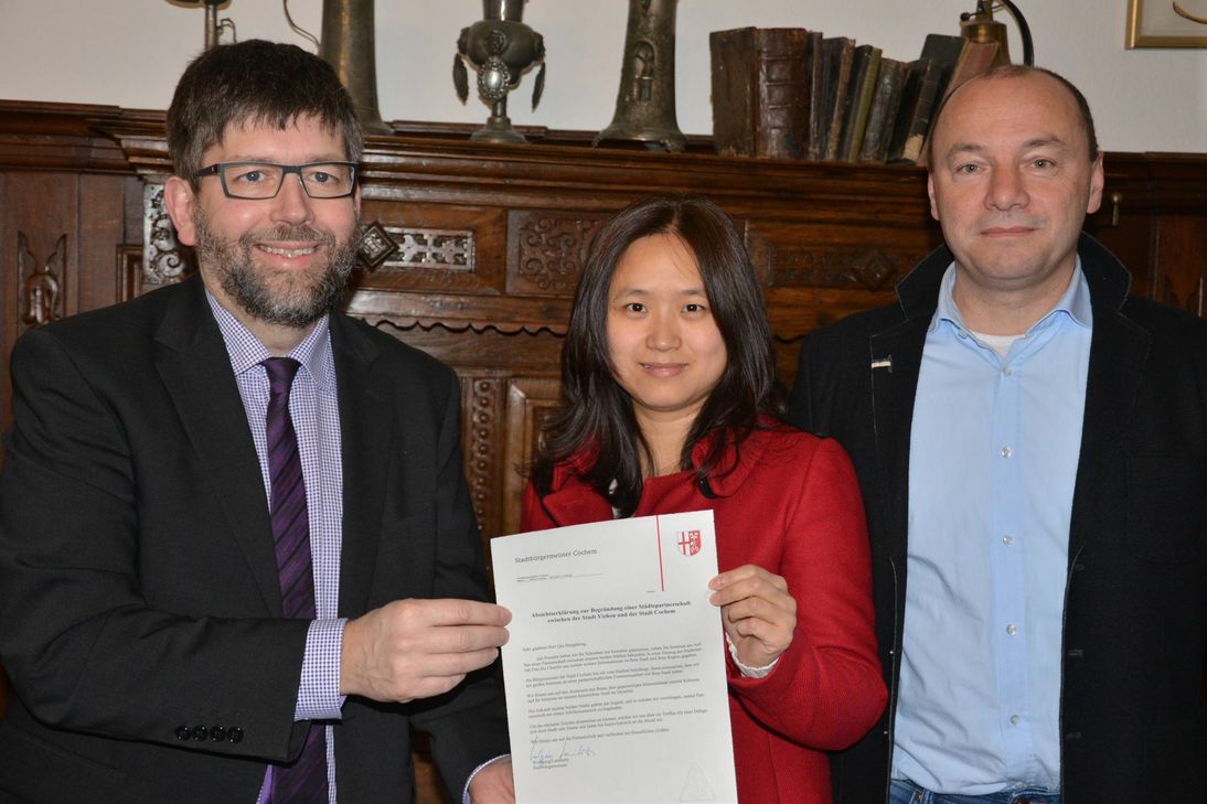 Den offiziellen Brief an die chinesische Stadt "Yizhou" übergab Stadtbürgermeister Lambertz am Montag an Chunlin Yin. Sie wird das Schreiben übersetzen und zustellen.