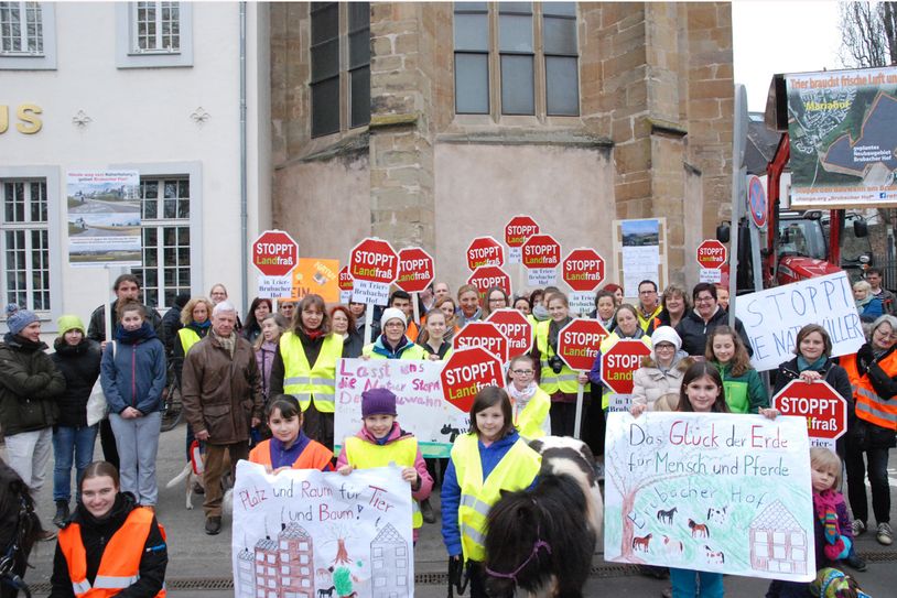 Die Bürgerinitiative "Stoppt den Landfraß in Trier – Brubacher Hof" demonstrierte schon im Dezember 2015 vor dem Rathaus gegen städtische Pläne, am Brubacher Hof ein Neubaugebiet zu errichten. Foto: Archiv