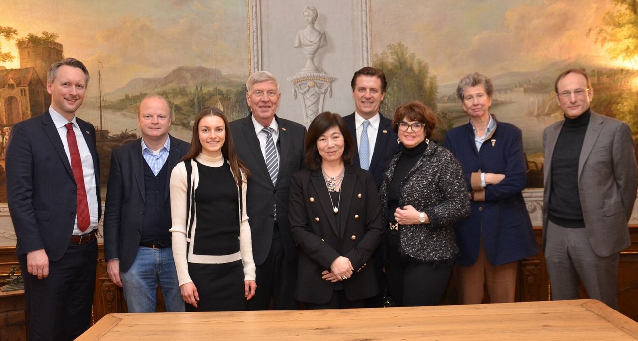 Die amerikanische Generalkonsulin Pauline Kao (Bildmitte) besuchte wie viele ihrer Vorgänger schon die Stadt Monschau - auf Einladung von Wolfgang Mainz (4.v.r.) und dem Amerikahaus NRW.