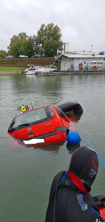 Das Übungsobjekt: ein havariertes Auto im Rhein.