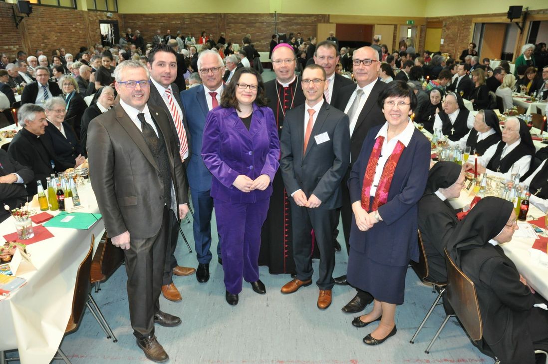 Gruppenbild mit Ministerin und Bischof: Bundesarbeitsministerin Andrea Nahles (4. v. l.) hielt die Festansprache und Bischof Dr. Stephan Ackermann zelebrierte den Festgottesdienst anlässlich des Jubiläums "50 Jahre Bildungs- und Pflegeheim St. Martin".