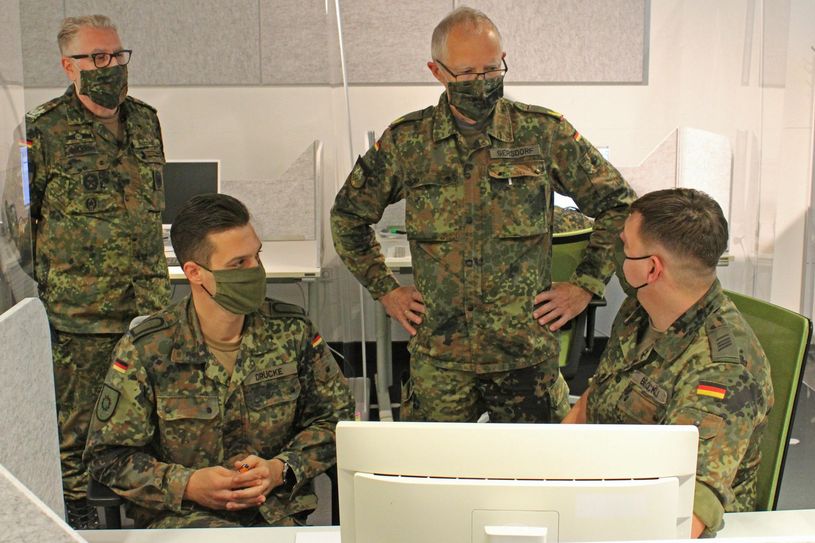 Der Kommandeur des Landeskommandos NRW der Bundeswehr, General Thorsten Gersdorf (2.v.r.), hat jetzt gemeinsam mit dem Leiter des Kreisverbindungskommandos, Oberstleutnant Jürgen Rombach (links) die Soldatinnen und Soldaten besucht, die derzeit im Callcenter des Gesundheitsamtes bei der Kontaktpersonennachverfolgung eingesetzt sind. Im Gespräch: Christoph Drücke (2.v.l.) und Georg Belockij.