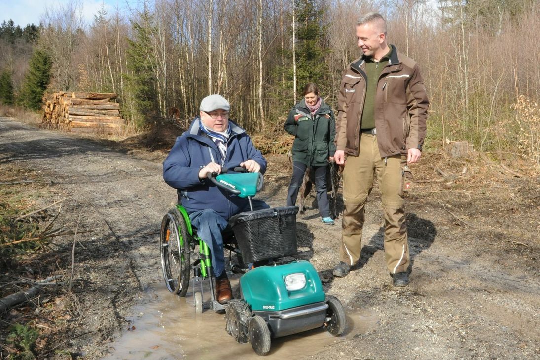 Peter Musti, Mitglied der Arbeitsgruppe barrierefreier Nationalpark Hunsrück-Hochwald, hat diese Strecke schon mehrmals getestet und ist sehr zufrieden. Der als Jugendlicher an Kinderlähmung erkrankte Konzer weiß nur zu gut, dass sich schon auf befestigten Waldwegen nur schwer voran kommen lässt. Foto: Schmieder