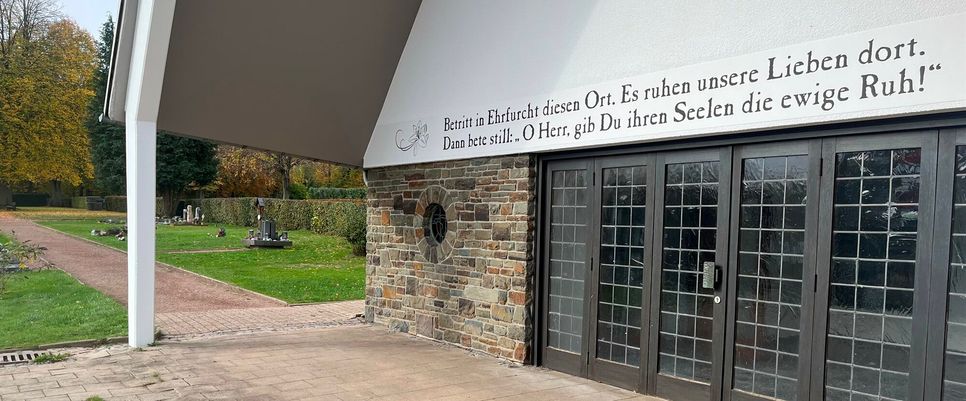 Der Arbeitskreis Dorfgeschichte Steckenborn möchte Geschichte erhalten und über den Ort aufklären. Nun wurde der historische Spruch wieder in Erinnerung gerufen und an der Leichenhalle aufgebracht. Foto: Max Stollenwerk