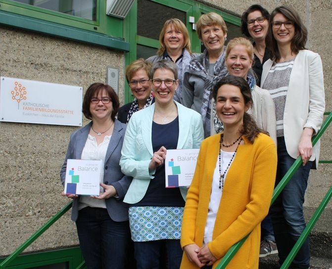 Geballte Frauenpower für ein wichtiges Thema: Im Haus der Familie wurde jetzt die 100 Seiten starke Broschüre „So gelingt die Balance – Wegweiser Familie und Beruf“ vorgestellt. Foto: W. Andres / Kreisverwaltung