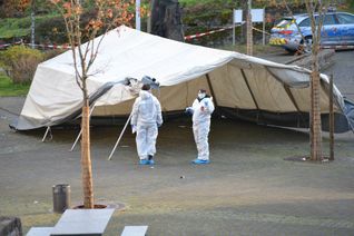 Spezialisten der Spurensicherung untersuchen den möglichen Tatort: Auf dem Pausenhof des Gymnasiums Cochem wurde ein 17-Jähriger lebensbedrohlich verletzt. Fotos: Zender