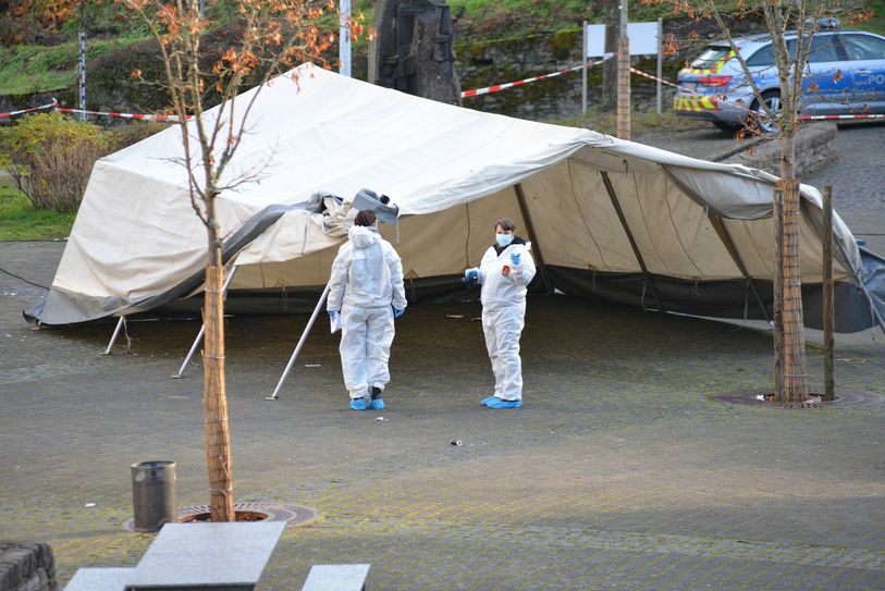 Spezialisten der Spurensicherung untersuchen den möglichen Tatort: Auf dem Pausenhof des Gymnasiums Cochem wurde ein 17-Jähriger lebensbedrohlich verletzt. Fotos: Zender
