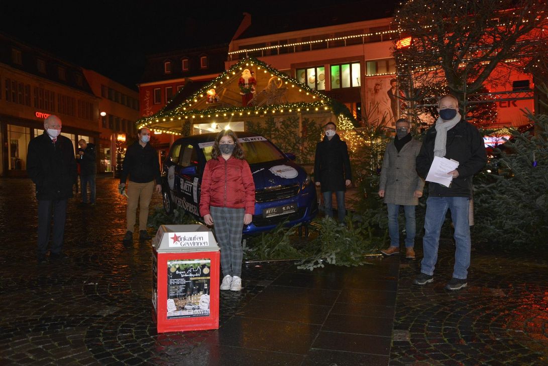 Die Gewinner der zweiten Auslosung von "Einkaufen & Gewinnen" wurden am Samstagabend von "Glücksfee" Pauline (10) gezogen. Foto: Kruft