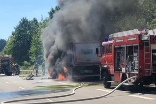 Der Lkw stand auf der B 51 in Vollbrand.