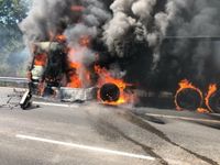 Der Lkw stand auf der B 51 in Vollbrand.