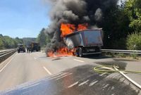 Der Lkw stand auf der B 51 in Vollbrand.