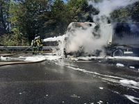 Mit hohem Einsatz von Wasser und Schaum löschten die Feuerwehrleute den Brand.