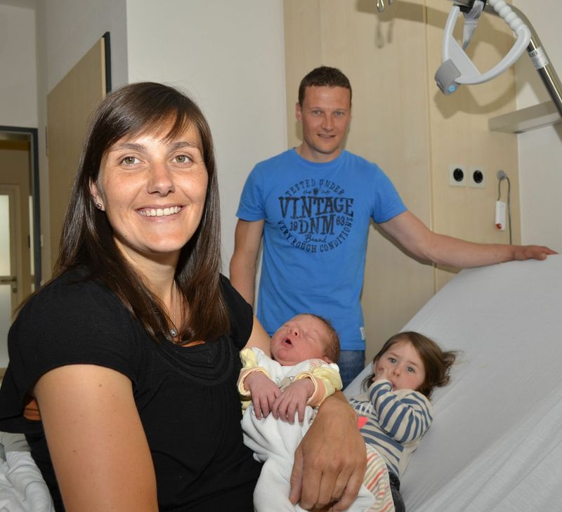 Eine glückliche Familie im babyfreundlichen Kreiskrankenhaus Mechernich: Kristina und Patrick Ackermann aus Kommern mit ihrem Sohn Max.