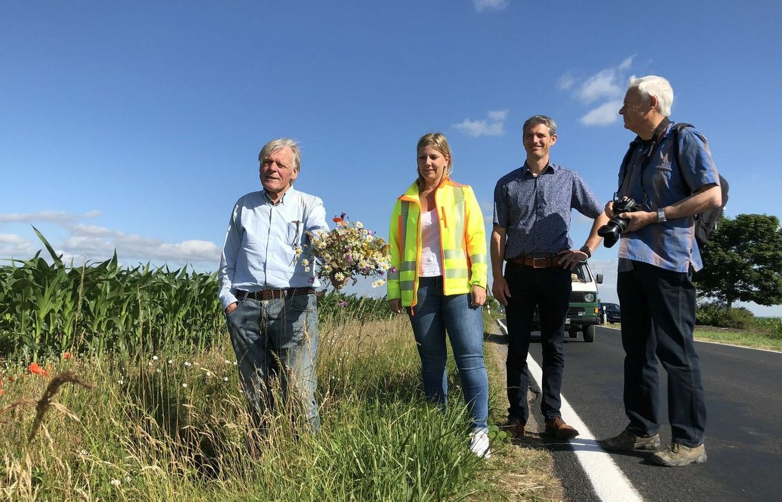 Viele Wildblumen haben an den Straßenrändern ein Refugium gefunden. Davon überzeugten sich Udo Zerfowski (v.li.), Simone El Massaoudi, Leiterin des Kreisbauhofes, und Guido Schmitz, Abteilungsleiter Tiefbau und Abfallentsorgung beim Kreis Euskirchen, und Kurt Schröder vom KNU-Ortsarbeitkreis Mechernich. mn-Foto