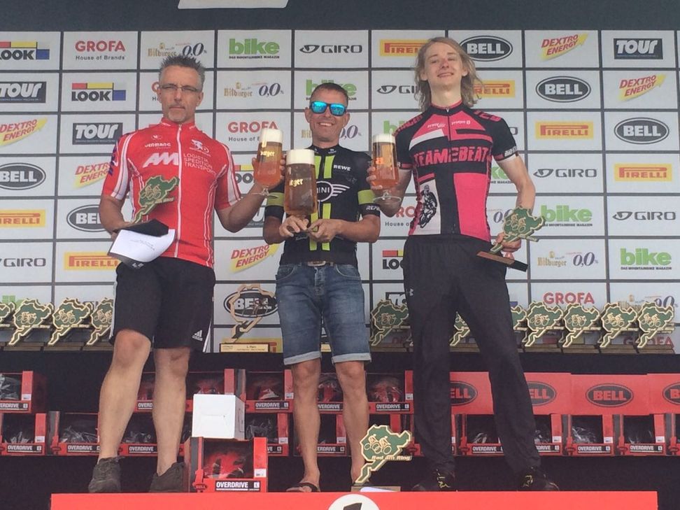 Am Ende stand Nico Mausch (M.) beim 24-Stunden-MTB Rennen als Sieger auf dem Treppchen.