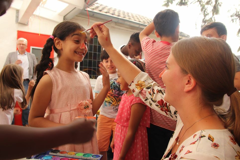 Annika Jaax (r.) bringt den Kindern mit ihrer Kollegin Sophie Engels im Sommerferienkurs unter anderem die richtigen Wörter für Farben und Körperteile bei. Foto: Tim Nolden