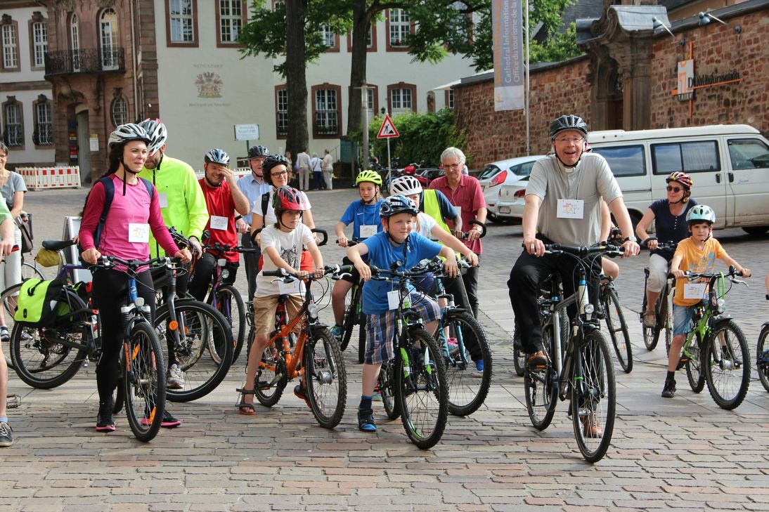 Bischof Ackermann radelte mit für den guten Zweck. Foto: Bistum