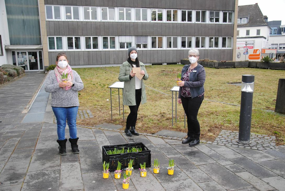 Gleichstellungsbeauftragte Sarah Sondermann überreichte den Mitarbeiterinnen Petra Bratzler und Irene Nöthen Osterglocken für den Garten. Foto: Jennifer Bohse/Stadt Mayen