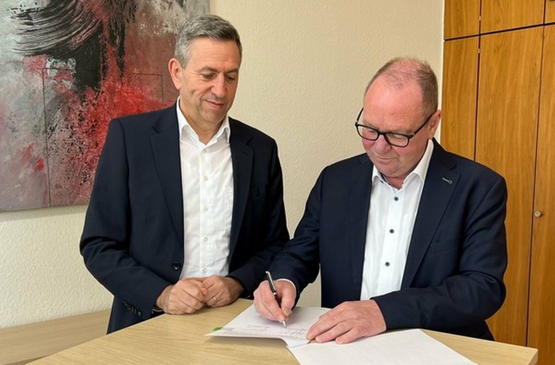 Präsident des Oberlandesgerichts Thomas Henrichs und der Bürgermeister der Stadt Saarburg Jürgen Dixius