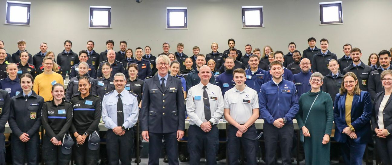 Gruppenfoto der zahlreichen Teilnehmerinnen und Teilnehmer der IPW.