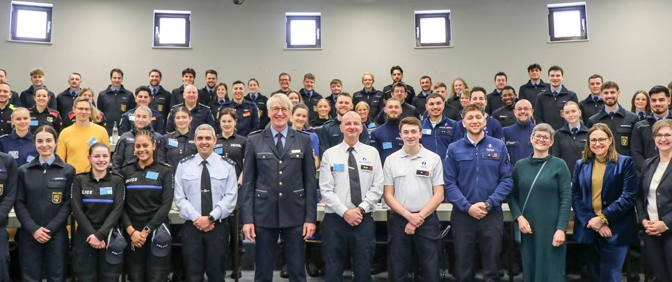 Gruppenfoto der zahlreichen Teilnehmerinnen und Teilnehmer der IPW.