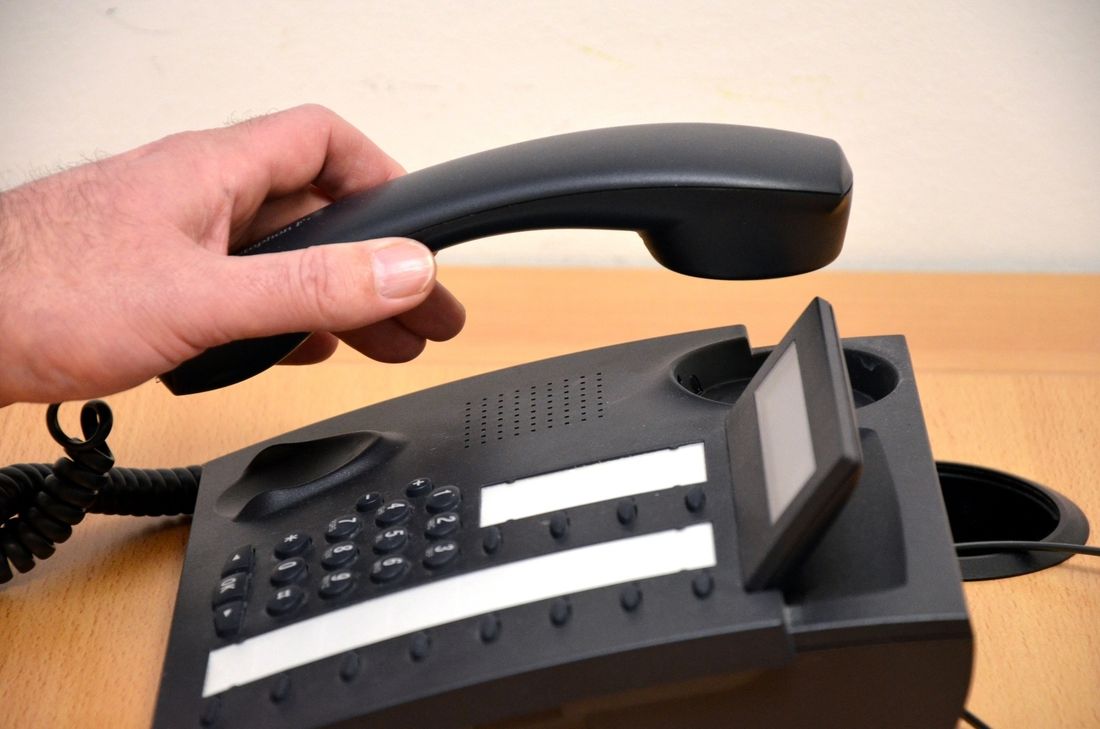 Falsche Polizisten warnen am Telefon vor Einbrüchen und fordern Opfer auf Wertsachen in einem Topf zur Sicherung durch die Polizei vor die Tür zu stellen.