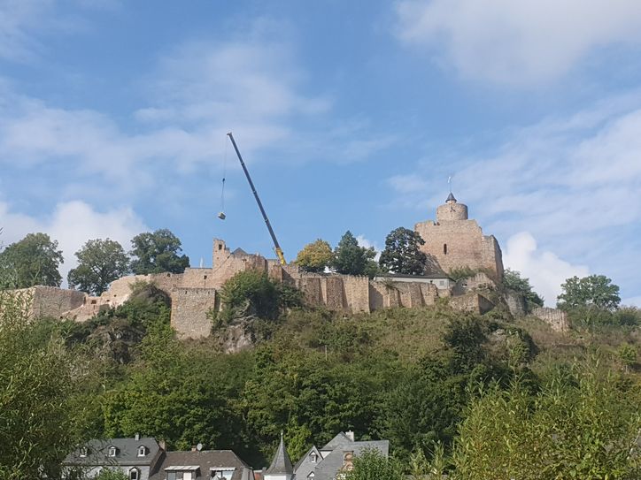 Ein vorläufig letzter Abschnitt der denkmalpflegerischen Sanierungsarbeiten an der SaarBurg ist erfolgreich zum Abschluss gebracht: Die Restaurierung der südöstlichen Mauern ist beendet. Die im Januar 2025 begonnenen Arbeiten konzentrierten sich auf die dringende Stabilisierung und Konservierung der Bausubstanz der südöstlichen Mauern der Burganlage. Durch die enge Zusammenarbeit mit erfahrenen Denkmalpflegern und den Einsatz modernster Techniken konnte das zerbröselnde Mauerwerk instandgesetzt werden. 
»Die Sanierung der südöstlichen Mauern der Burganlage ist ein weiterer wichtiger Schritt zur Sicherung unseres kulturellen Erbes. Doch die Denkmalpflege der Burganlage und aller Kulturgüter ist eine Generationenaufgabe. Wir übernehmen hier Verantwortung, damit Bürger und Besucher die Geschichte auch in Zukunft erleben können“, so Stadtbürgermeister Andreas Reymann.  
Historische Bauwerke sind ständigen Umwelteinflüssen ausgesetzt, und der Erhalt der Substanz erfordert kontinui
