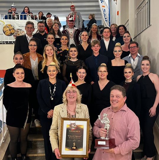 Da ist er: der Till-Orden 2025. Die Schautanzgruppe "Crazy Freaks" des KV Mir sen'se Piesport freut sich über die Austeichnung.