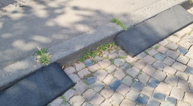 Die Auffahrhilfen aus verdichtetem Gummigranulat an Bordsteinen können vor allem dann gefährlich werden, wenn sie sich lösen.