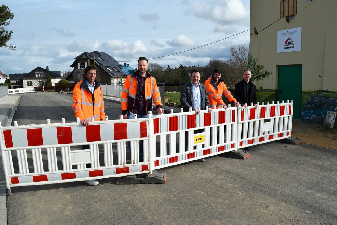 Haben am Donnerstag, 23. März gemeinsam die Brücke in der Stotzheimer Friedrichstraße freigegeben: Hans-Peter Doser (v.li., Ingenienierbüro Doser Kempen Krauser), Torsten Wershoven (Sachgebietsleiter Verkehrsflächen bei der Kreisstadt Euskirchen, Bürgermeister Sacha Reichelt, Joerg Gallwoszus (Ingenienierbüro Doser Kempen Krauser) und Wolfgang Honecker (Technischer Beigeordneter der Kreisstadt Euskirchen).  Foto: Scholl